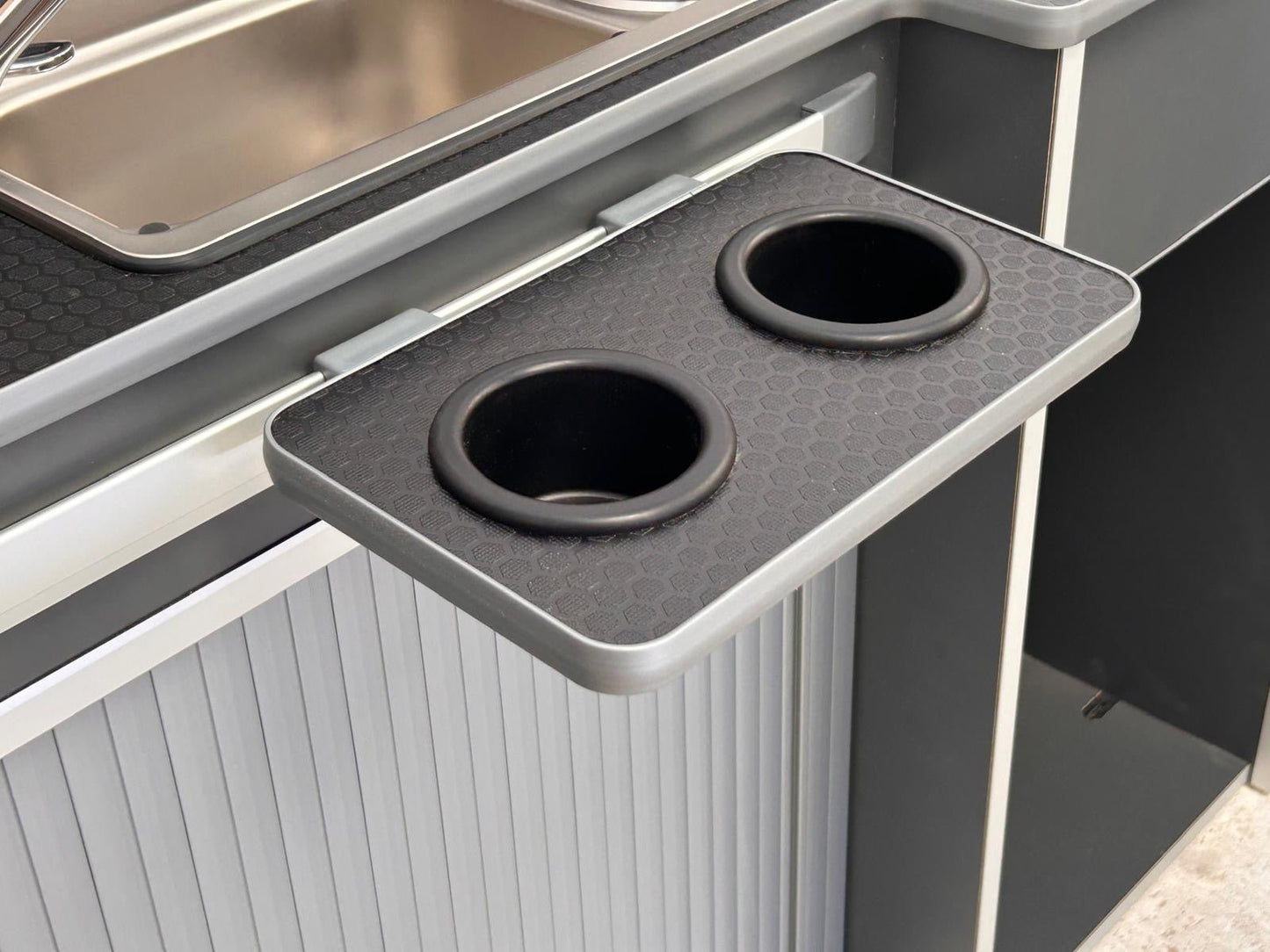 Mito rail small table with 2 cup holders - Vangear UK