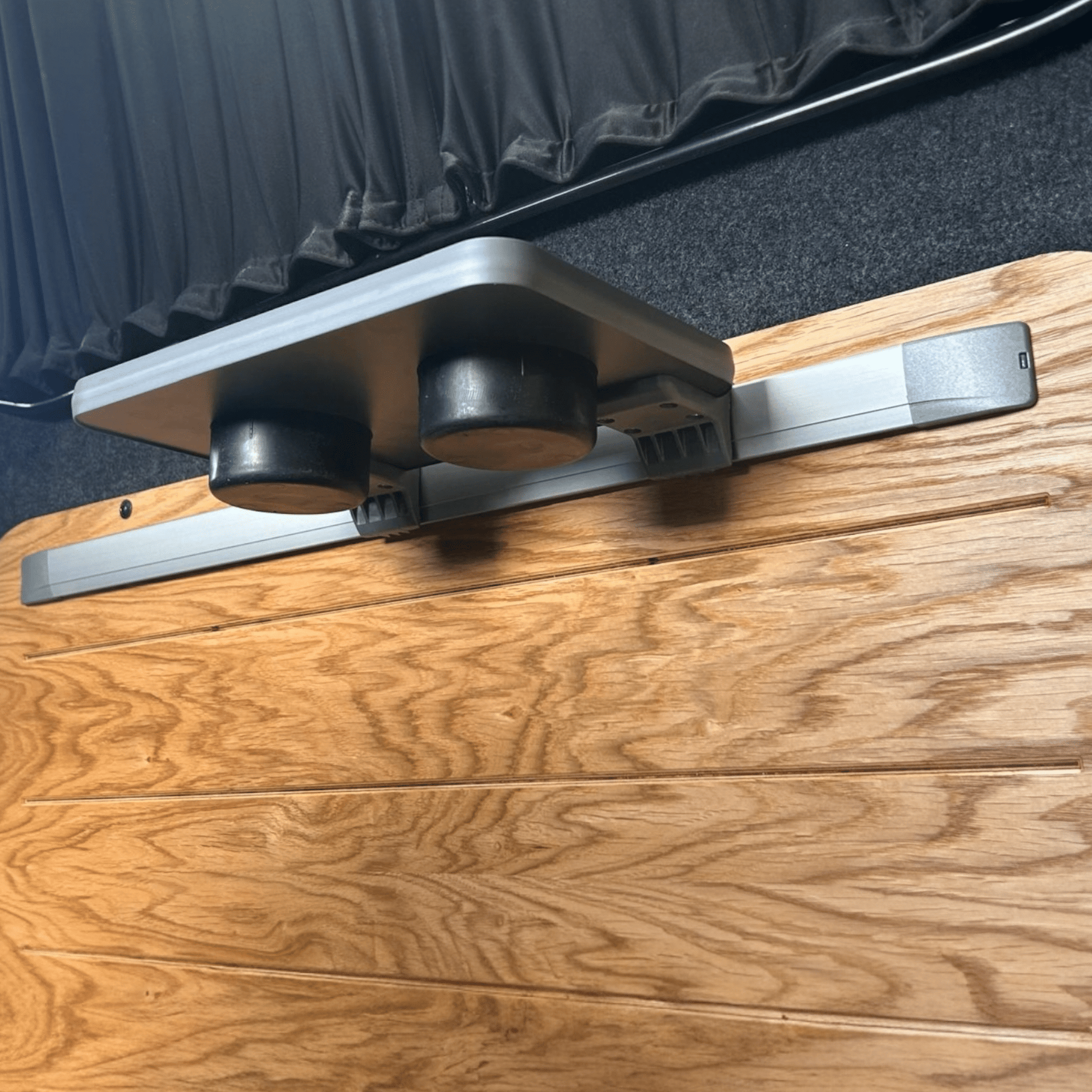 Mito rail small table with 2 cup holders - Vangear UK